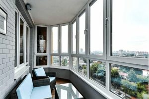 teploe-ostelknei-balkona